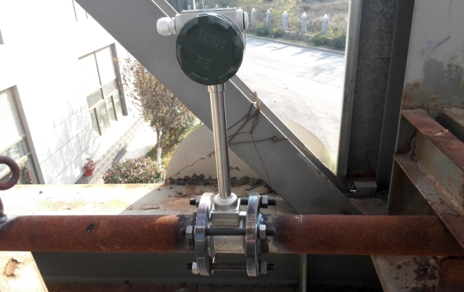 Vortex flow meter is measuring water flow